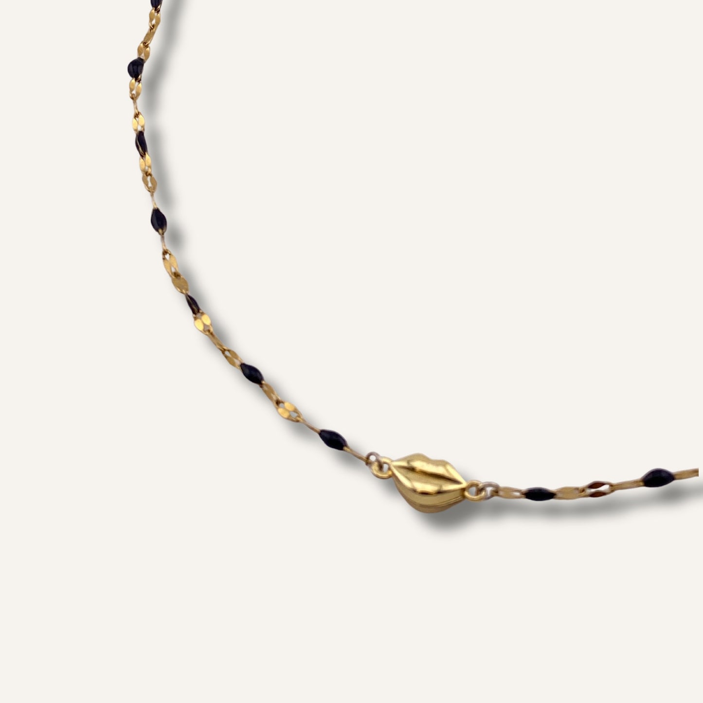 Chica gaÜcha-collier BESITO noir- chaine en acier inoxydable émaillé noir & fermoir aimanté lèvre dorée