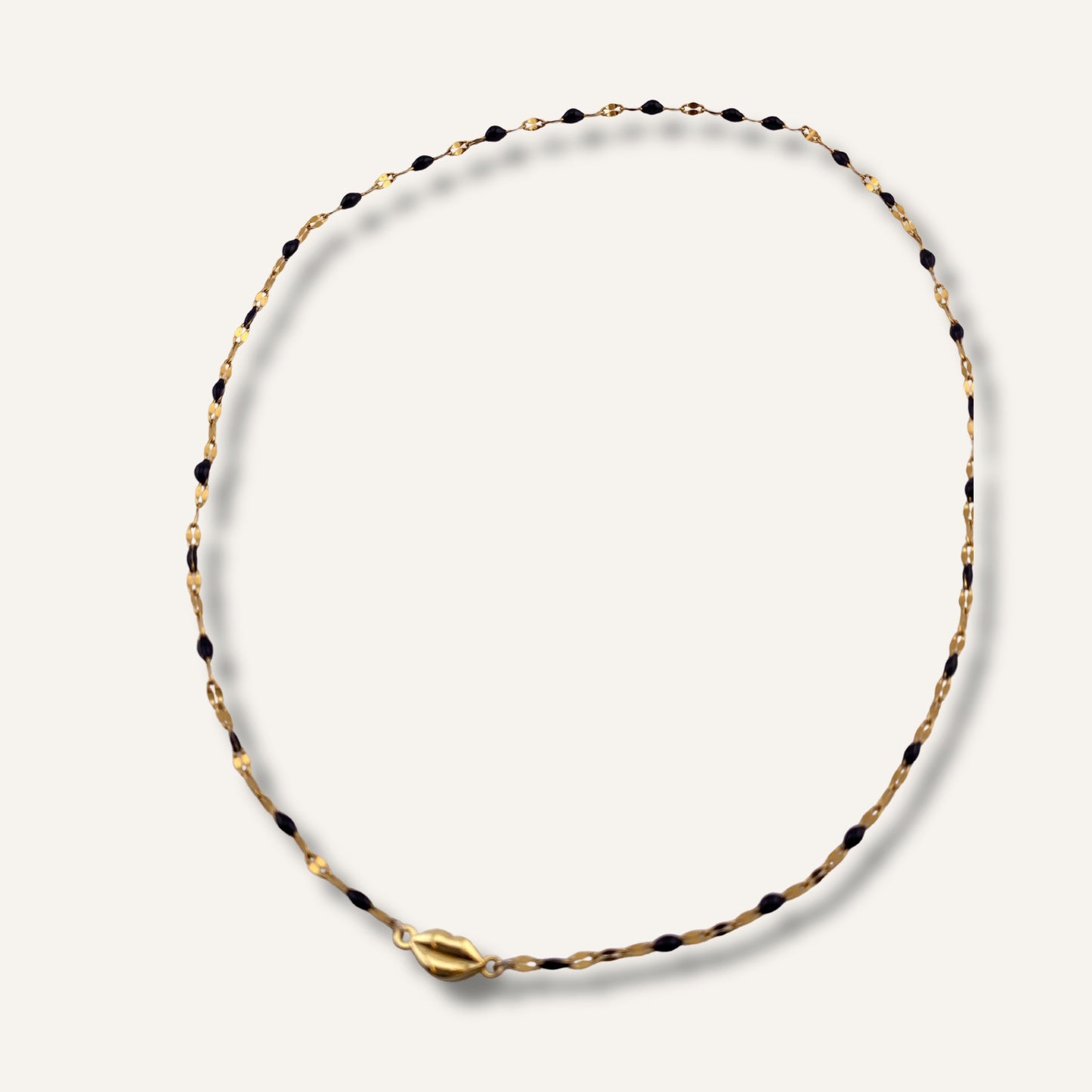 Chica gaÜcha-collier BESITO noir- chaine en acier inoxydable émaillé noir & fermoir aimanté lèvre dorée