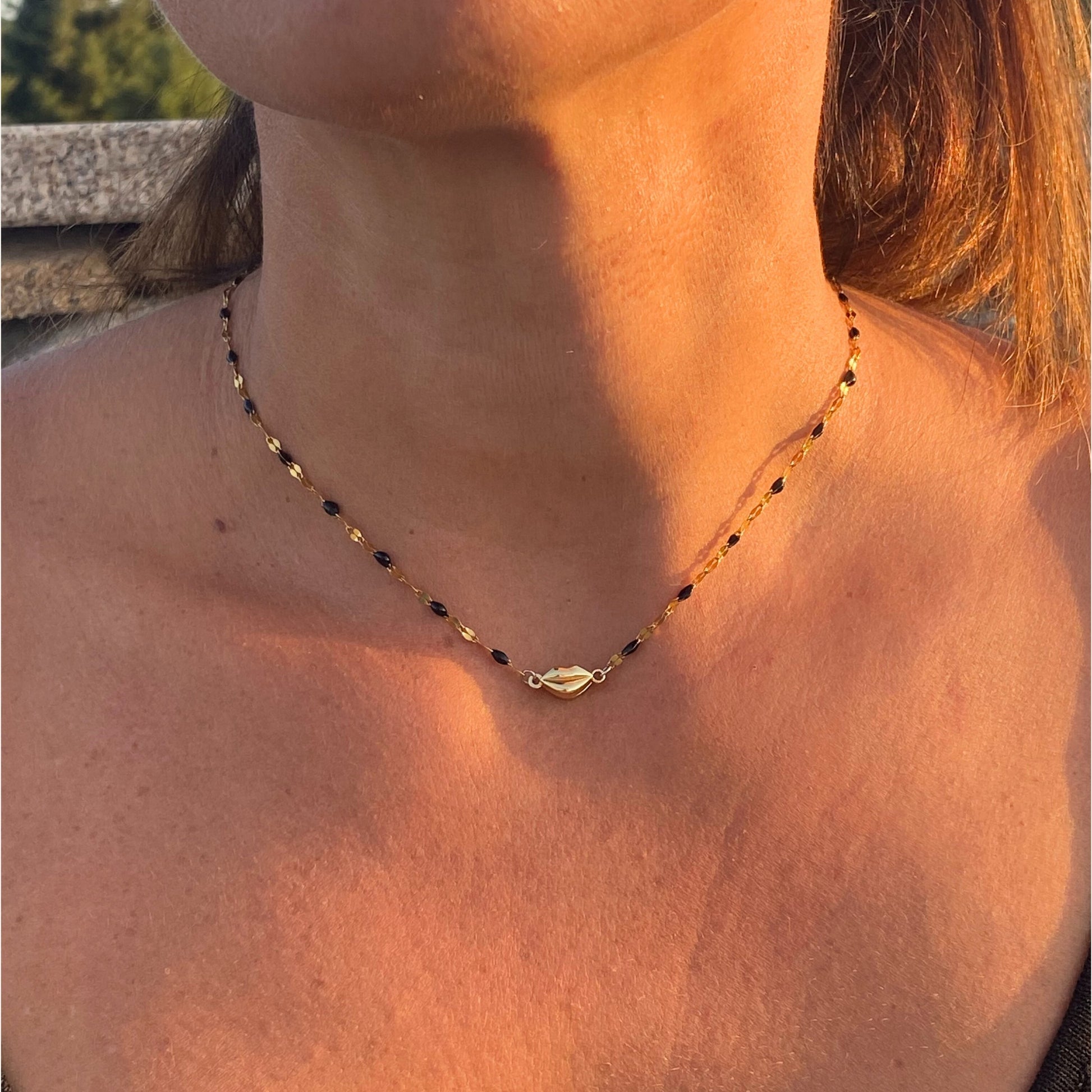 Chica gaÜcha-collier BESITO noir- chaine en acier inoxydable émaillé noir & fermoir aimanté lèvre dorée