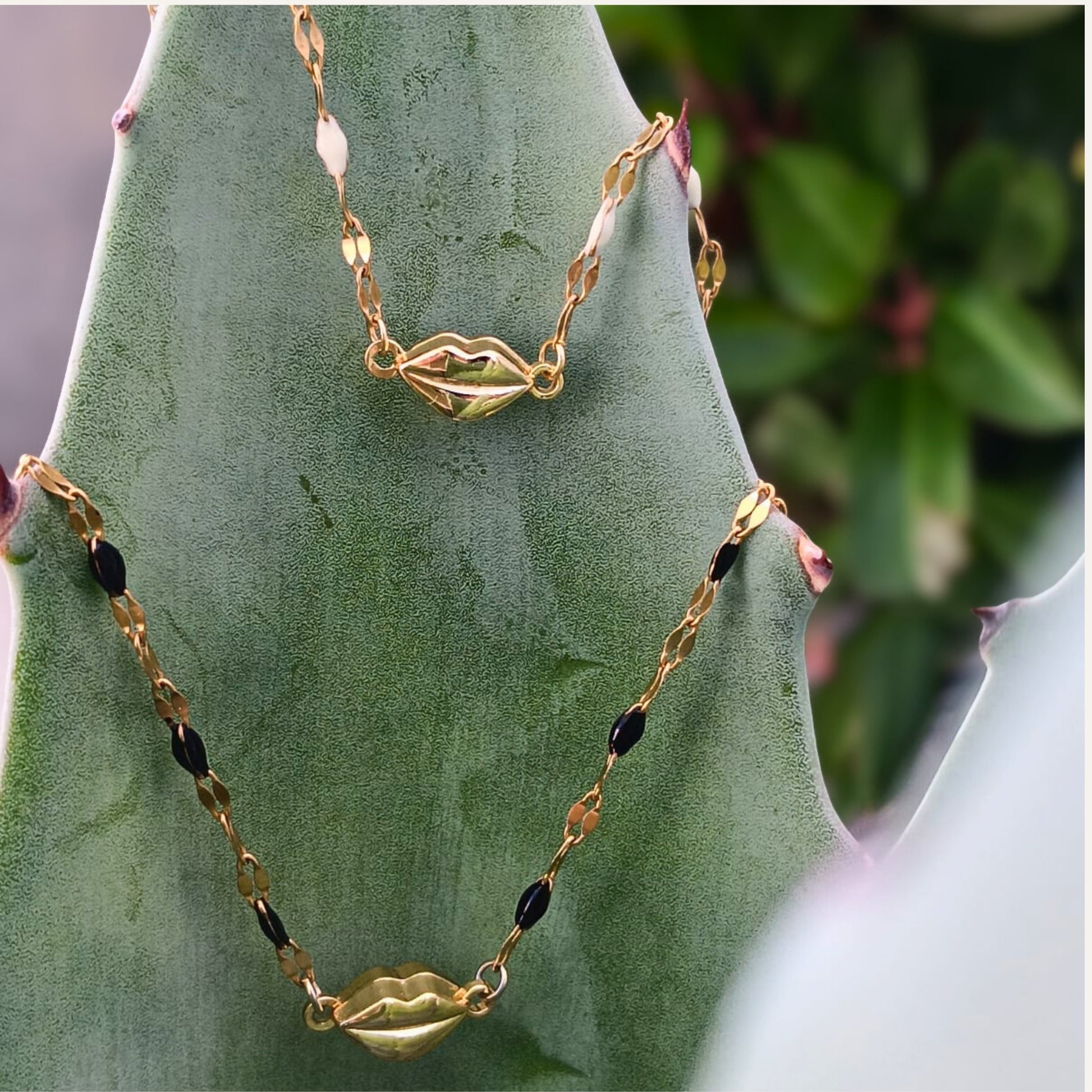 Chica gaÜcha-collier BESITO noir- chaine en acier inoxydable émaillé noir & fermoir aimanté lèvre dorée