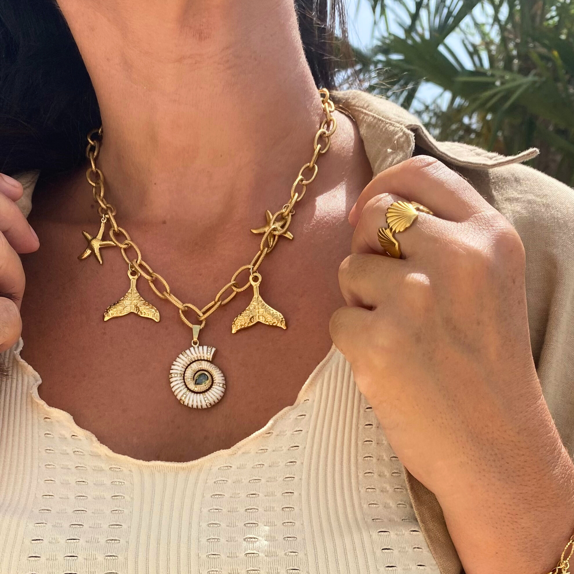 Collier NAUTILUS blanc - charms marins & pendentif ammonite