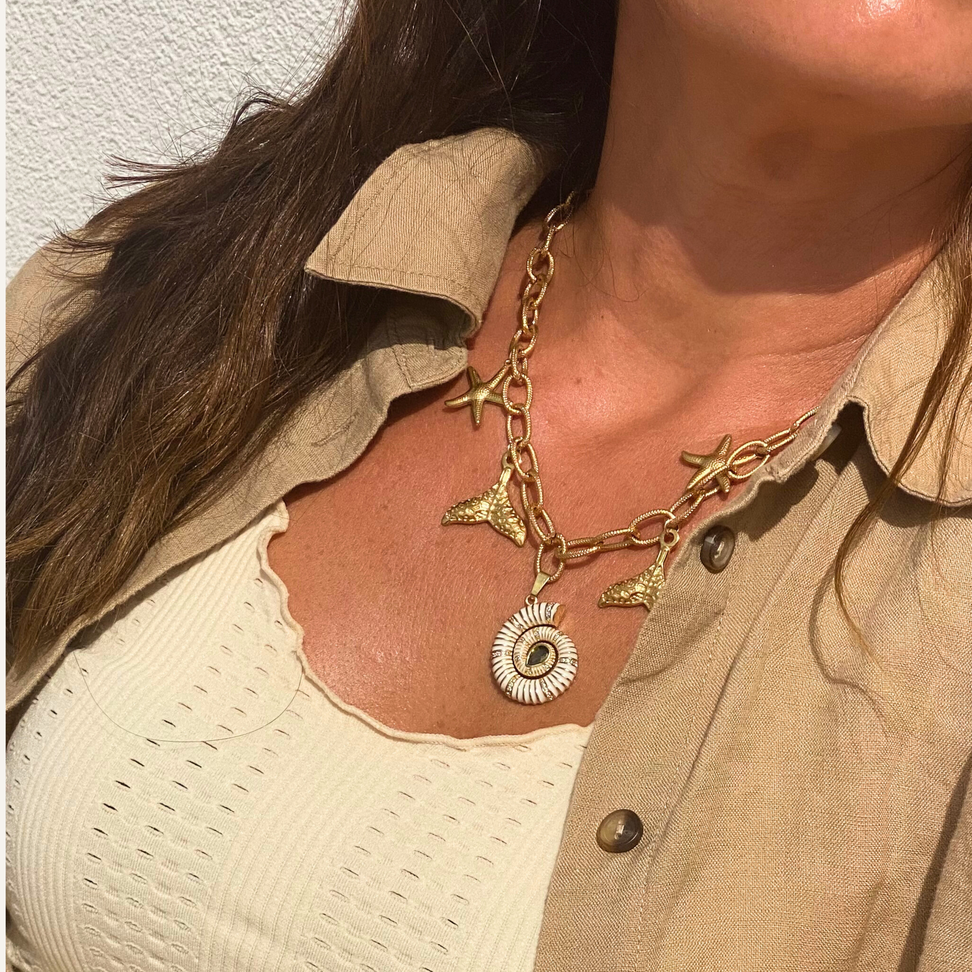 Collier NAUTILUS blanc - charms marins & pendentif ammonite