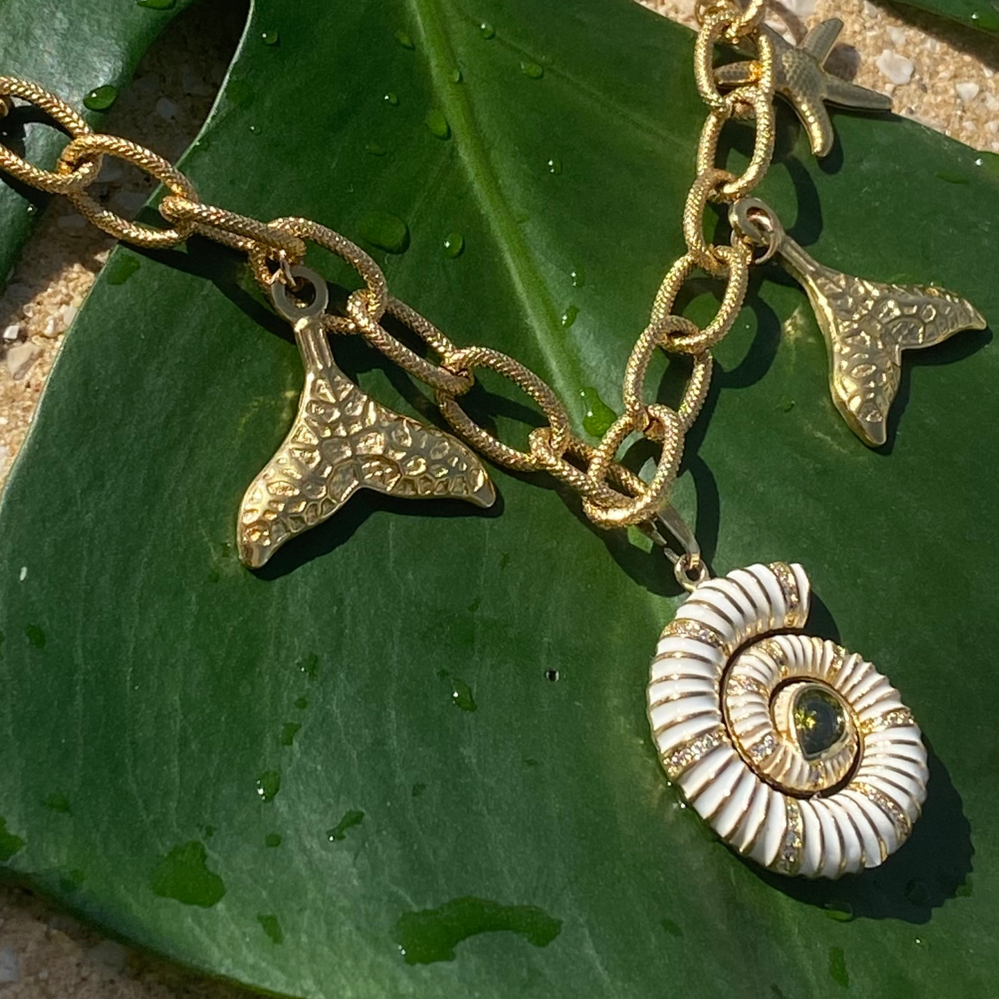 Collier NAUTILUS blanc - charms marins & pendentif ammonite