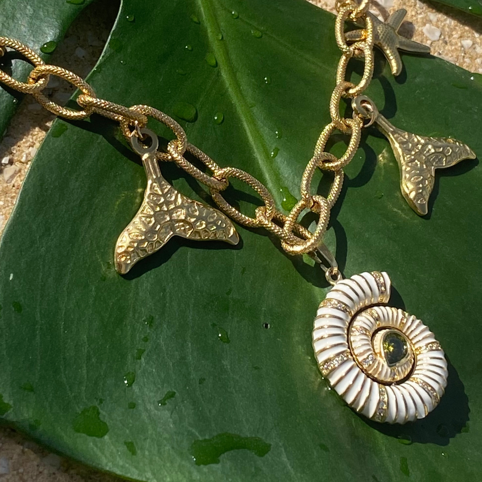 Collier NAUTILUS blanc - charms marins & pendentif ammonite