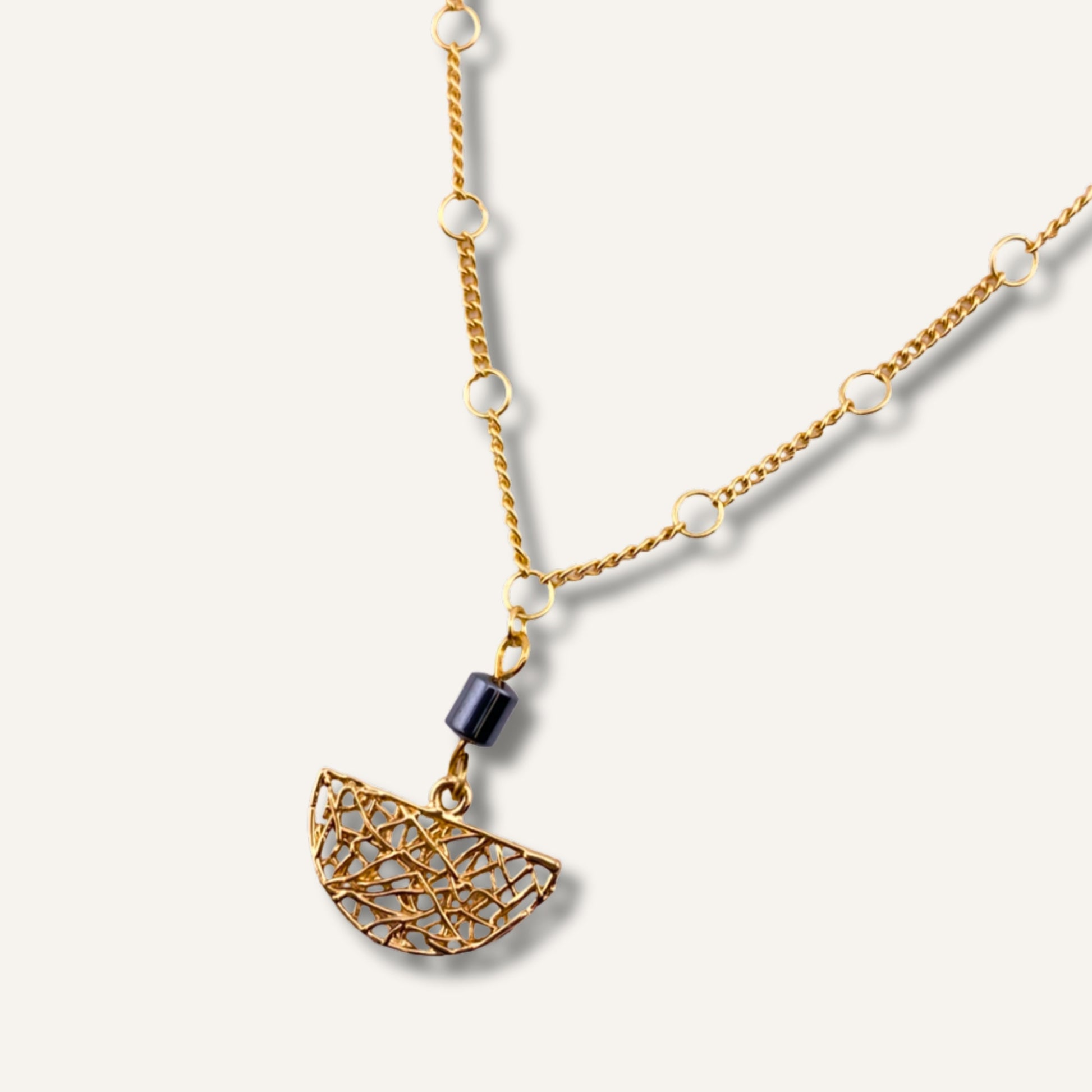 Chica gaÜcha-collier NOCTURNA - pendentif demi-lune ajouré avec hématite & acier inoxydable - Création artisanale signée CHICA GAÜCHA