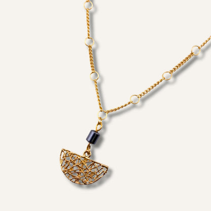 Chica gaÜcha-collier NOCTURNA - pendentif demi-lune ajouré avec hématite & acier inoxydable - Création artisanale signée CHICA GAÜCHA