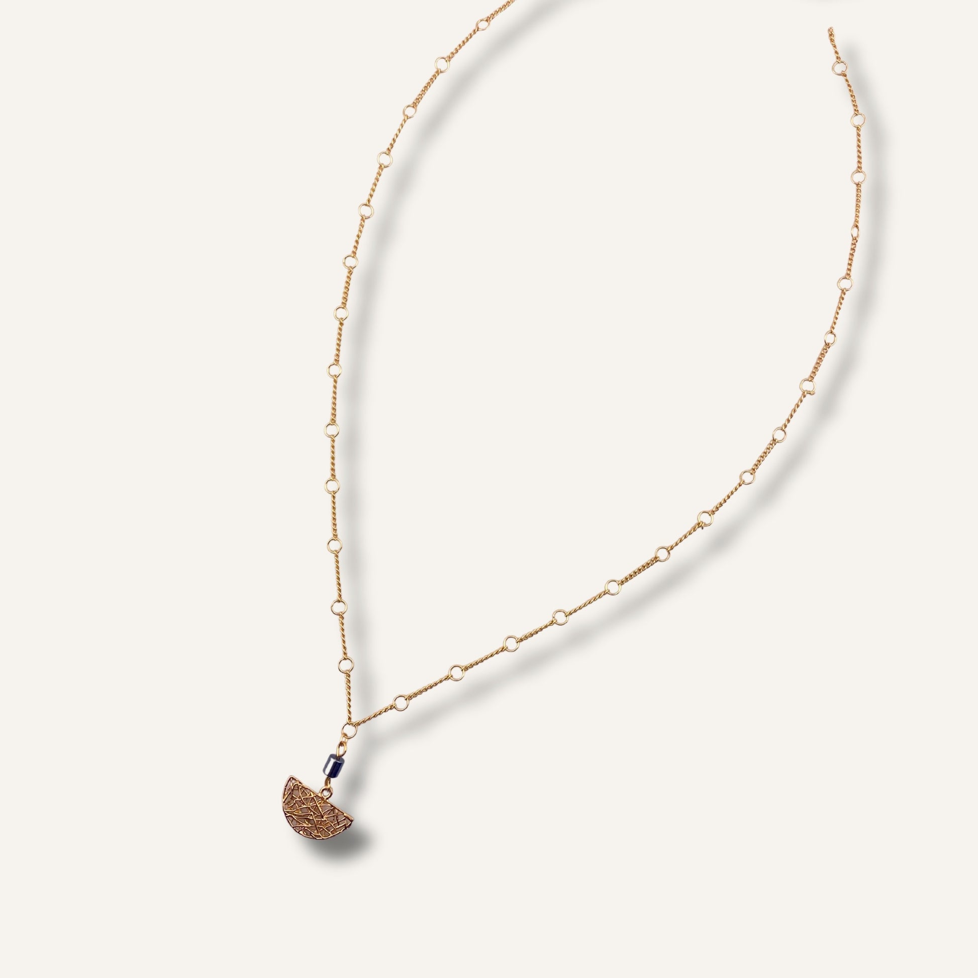 Chica gaÜcha-collier NOCTURNA - pendentif demi-lune ajouré avec hématite & acier inoxydable - Création artisanale signée CHICA GAÜCHA