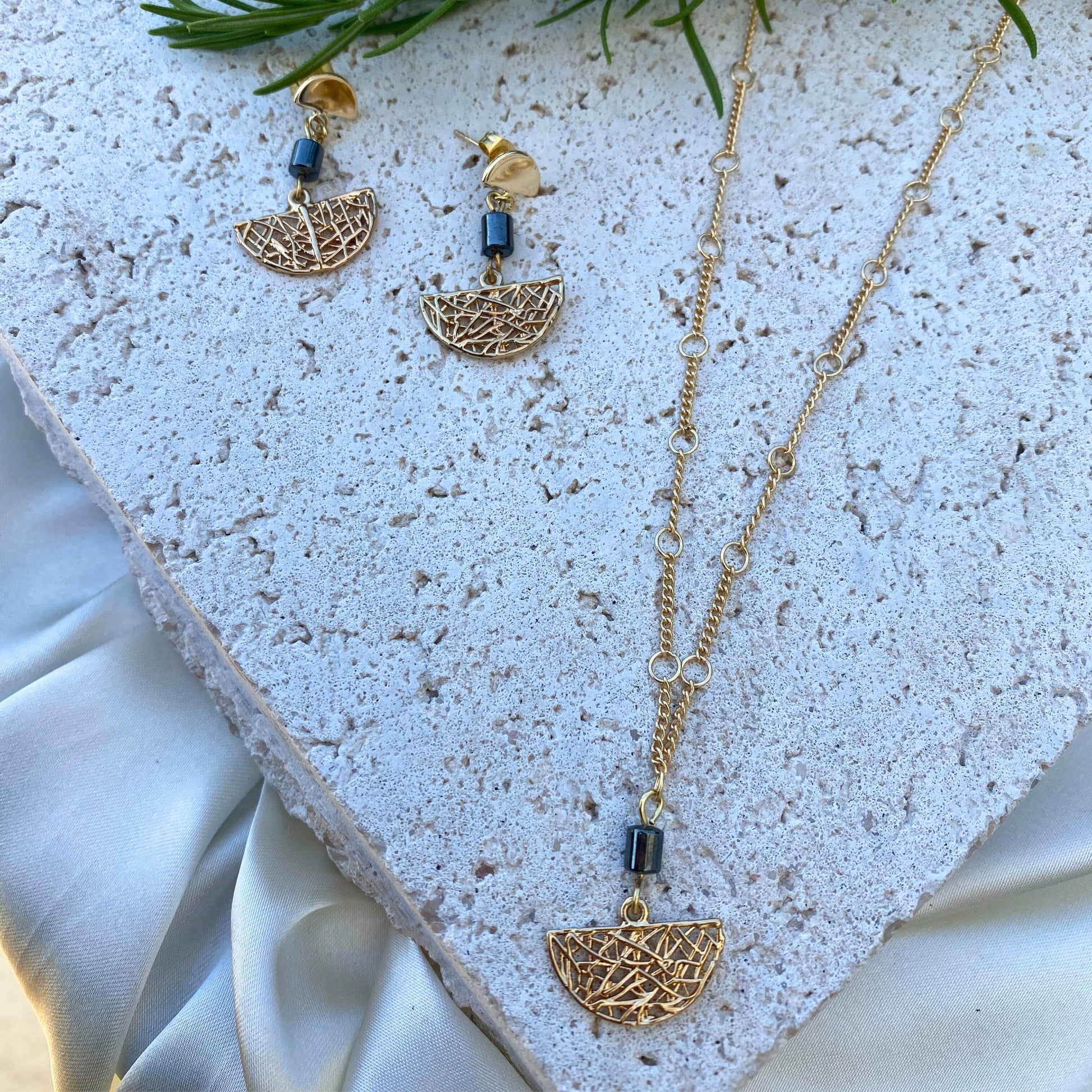 Chica gaÜcha-collier NOCTURNA - pendentif demi-lune ajouré avec hématite & acier inoxydable - Création artisanale signée CHICA GAÜCHA