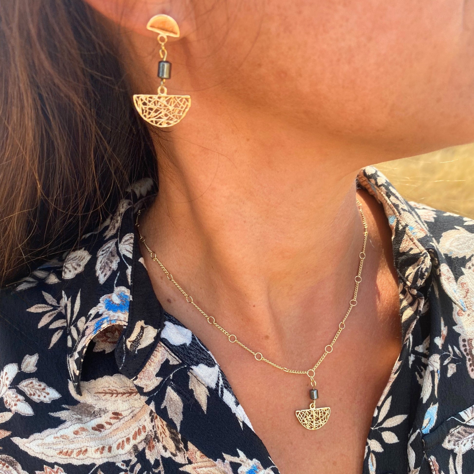 Chica gaÜcha-collier NOCTURNA - pendentif demi-lune ajouré avec hématite & acier inoxydable - Création artisanale signée CHICA GAÜCHA