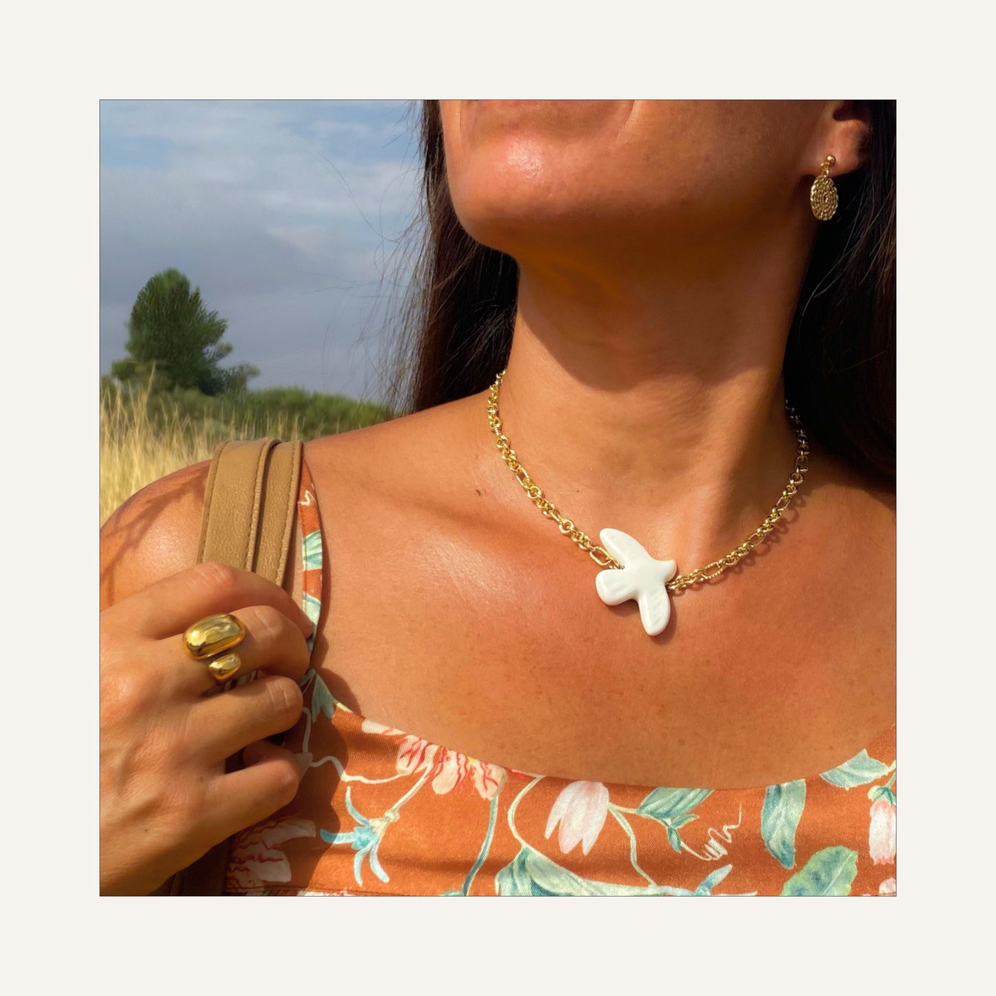 collier PALOMA - colombe en céramique blanche & chaine dorée à l'or fin 18K - création artisanale signée chica gaücha