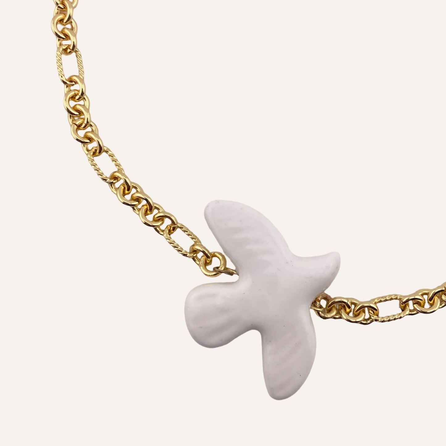 collier PALOMA - colombe en céramique blanche & chaine dorée à l'or fin 18K - création artisanale signée chica gaücha